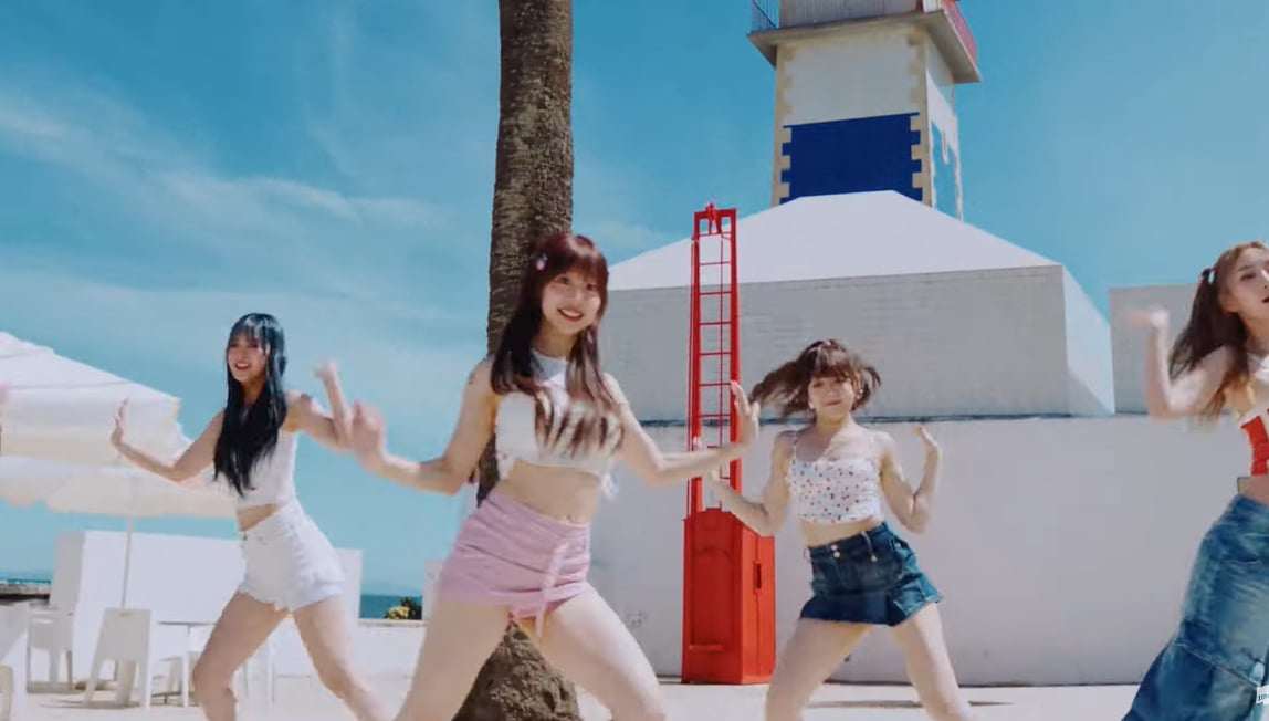 Nhóm nhạc nữ mặc phóng khoáng trong MV, gây phản cảm - 1