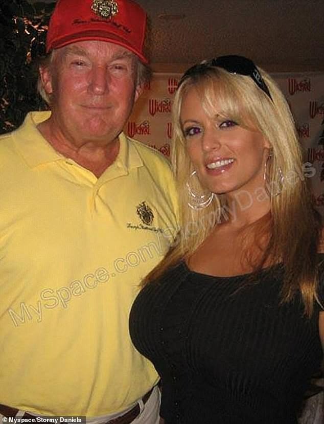 Hình ảnh hiện tại của Stormy Daniels và 18 năm trước lúc chụp cùng bà Trump.