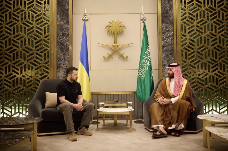 Ông Zelensky trao đổi với thái tử Mohammed bin Salman khi tới Ả Rập Saudi.