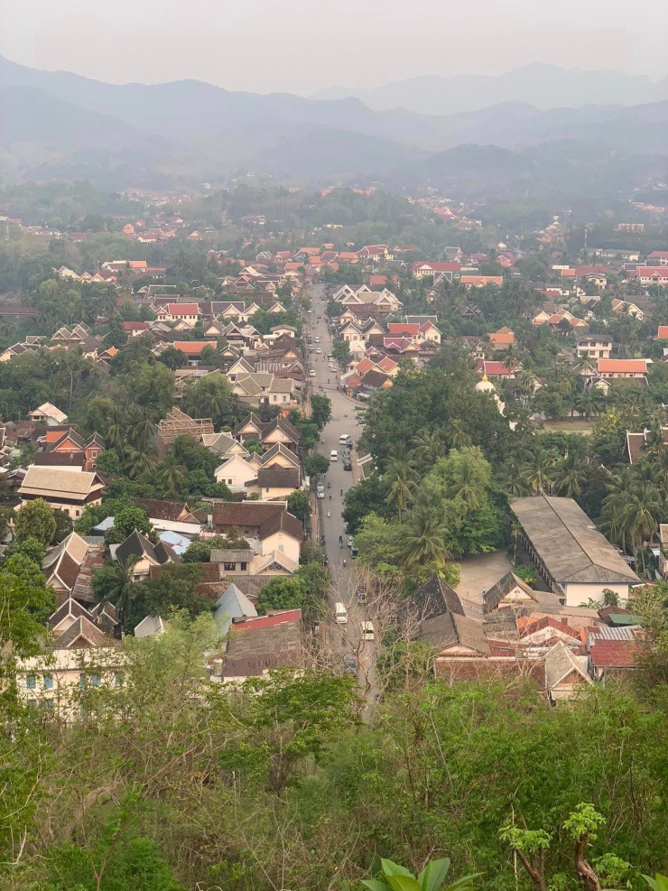 Luang Prabang nhìn từ đỉnh đồi Phou Si.