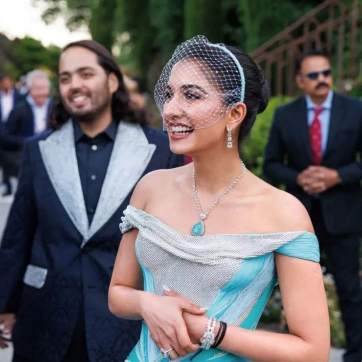 Dâu út nhà tỷ phú giàu nhất châu Á mặc gì trong tiệc pre-wedding - 5
