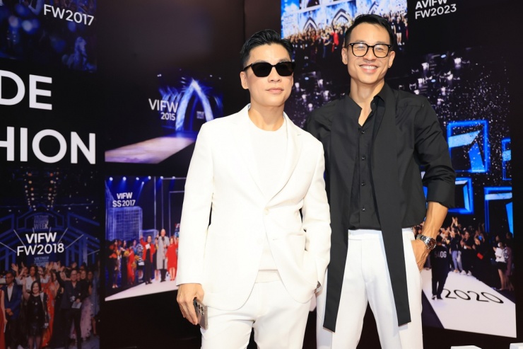 Nhà thiết kế Adrian Anh Tuấn dự khai mạc Tuần thời trang cùng bạn đời Sơn Đoàn (phải).