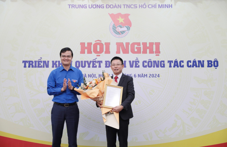 Anh Bùi Quang Huy - Ủy viên dự khuyết BCH T.Ư Đảng, Bí thư thứ nhất T.Ư Đoàn trao Quyết định bổ nhiệm nhà báo Phùng Công Sưởng làm Tổng Biên tập Báo Tiền Phong. Ảnh: Hồng Vĩnh.