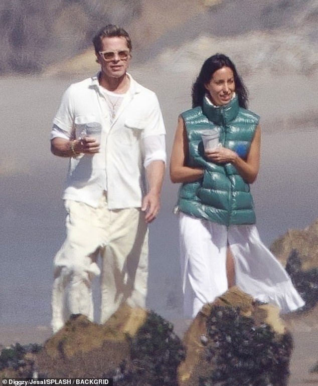 Brad Pitt muốn có con với bạn gái kém 27 tuổi - 1