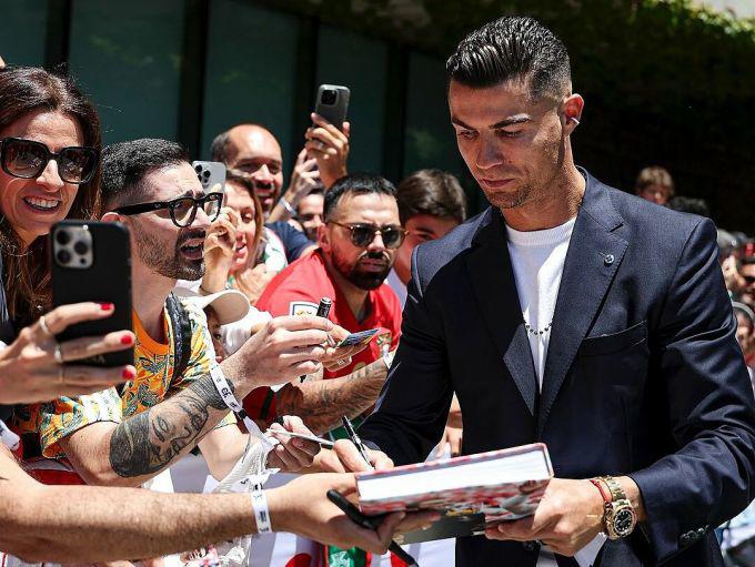 Ronaldo đeo đồng hồ xa xỉ khi tới Đức