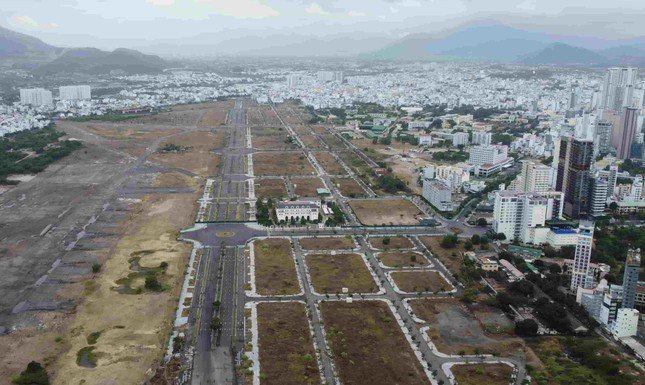 Cơ quan điều tra hình sự đề nghị khách hàng đã ký hợp đồng với Tập đoàn Phúc Sơn để mua đất dự án tại Sân bay Nha Trang cũ thì liên hệ để làm việc. Ảnh: H.L.