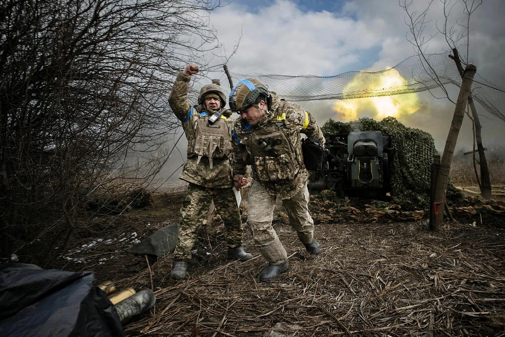 Binh sĩ Ukraine nã pháo vào các đơn vị Nga tại chiến trường tỉnh Donetsk (miền Đông Ukraine). Ảnh: THE NEW YORK TIMES