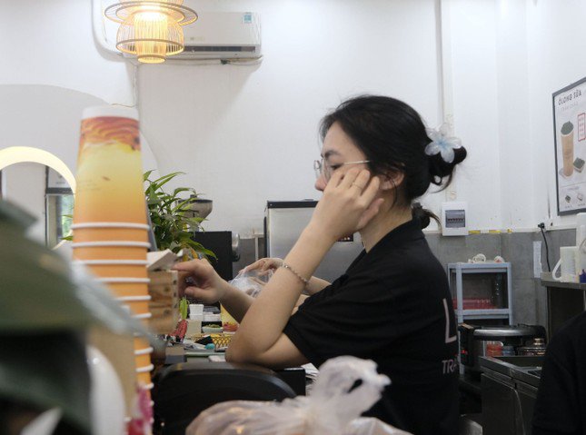 Bạn Nguyễn Thị Giang - sinh viên năm nhất Trường Đại học Kinh tế quốc dân, đang làm thu ngân tại một quán trà. Ảnh: Diệu Nhi