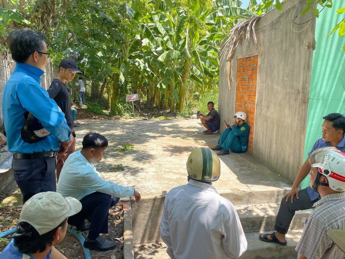 Lực lượng chức năng thị trấn Ma Lâm tập trung bên ngoài vườn chuối cầu Sen tính toán phương án khống chế con trâu điên. Ảnh: Việt Quốc