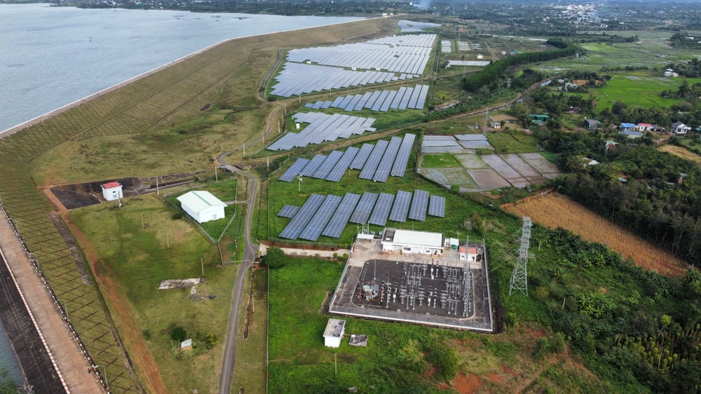 Dự án trang trại điện mặt trời BMT gần đập thủy lợi. Ảnh: NGUYÊN VŨ