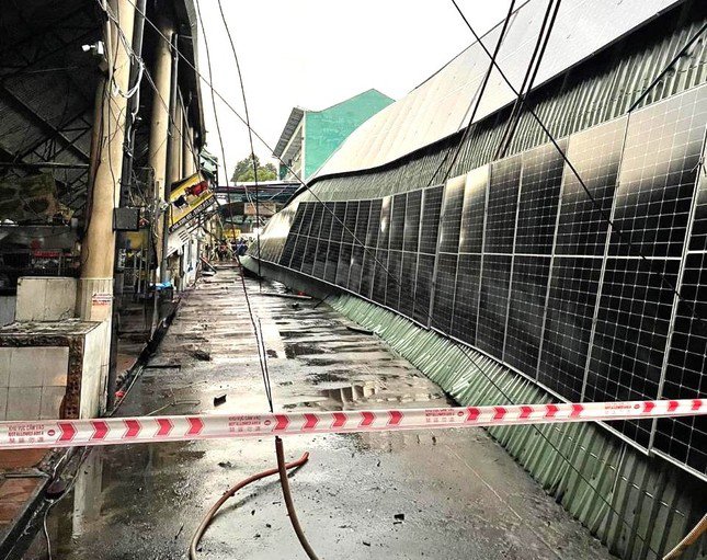 Phong tỏa khu vực chợ bị sập