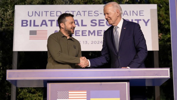 Tổng thống Mỹ Joe Biden bắt tay Tổng thống Ukraine Volodymyr Zelensky sau khi ký kết thỏa thuận an ninh song phương vào ngày 13/6/2024.