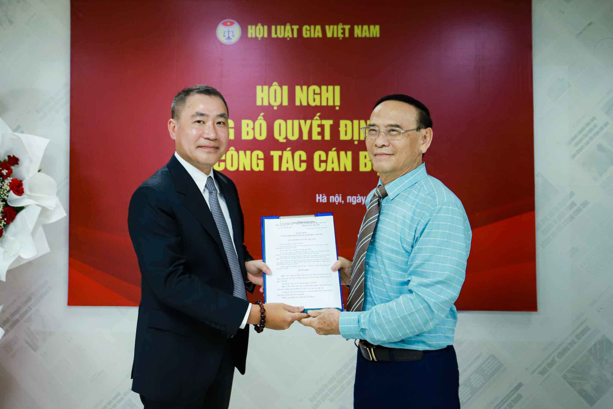 TS. Nguyễn Văn Quyền - Chủ tịch Hội Luật gia Việt Nam trao quyết định bổ nhiệm Tổng biên tập Tạp chí Đời sống và Pháp luật cho nhà báo Phạm Quốc Huy.