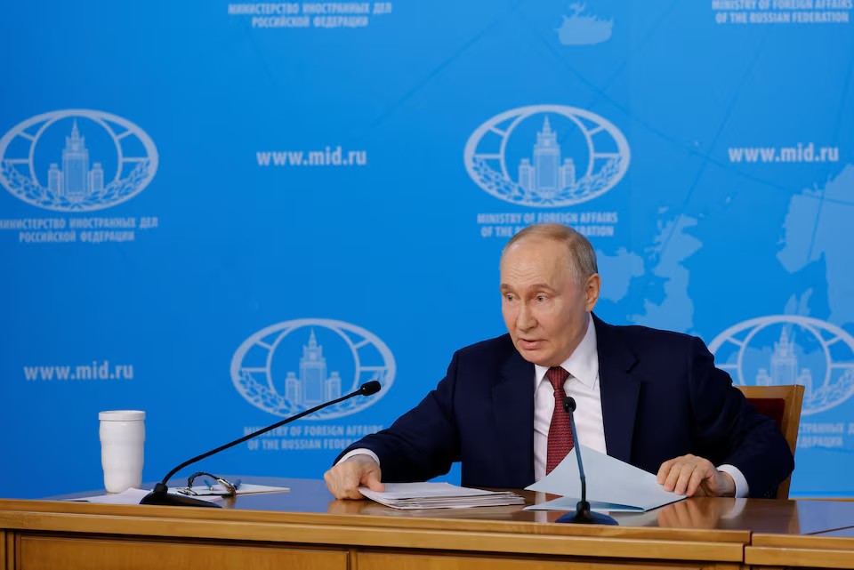 Ông Putin họp với các quan chức Bộ Ngoại giao Nga (ảnh: TASS)