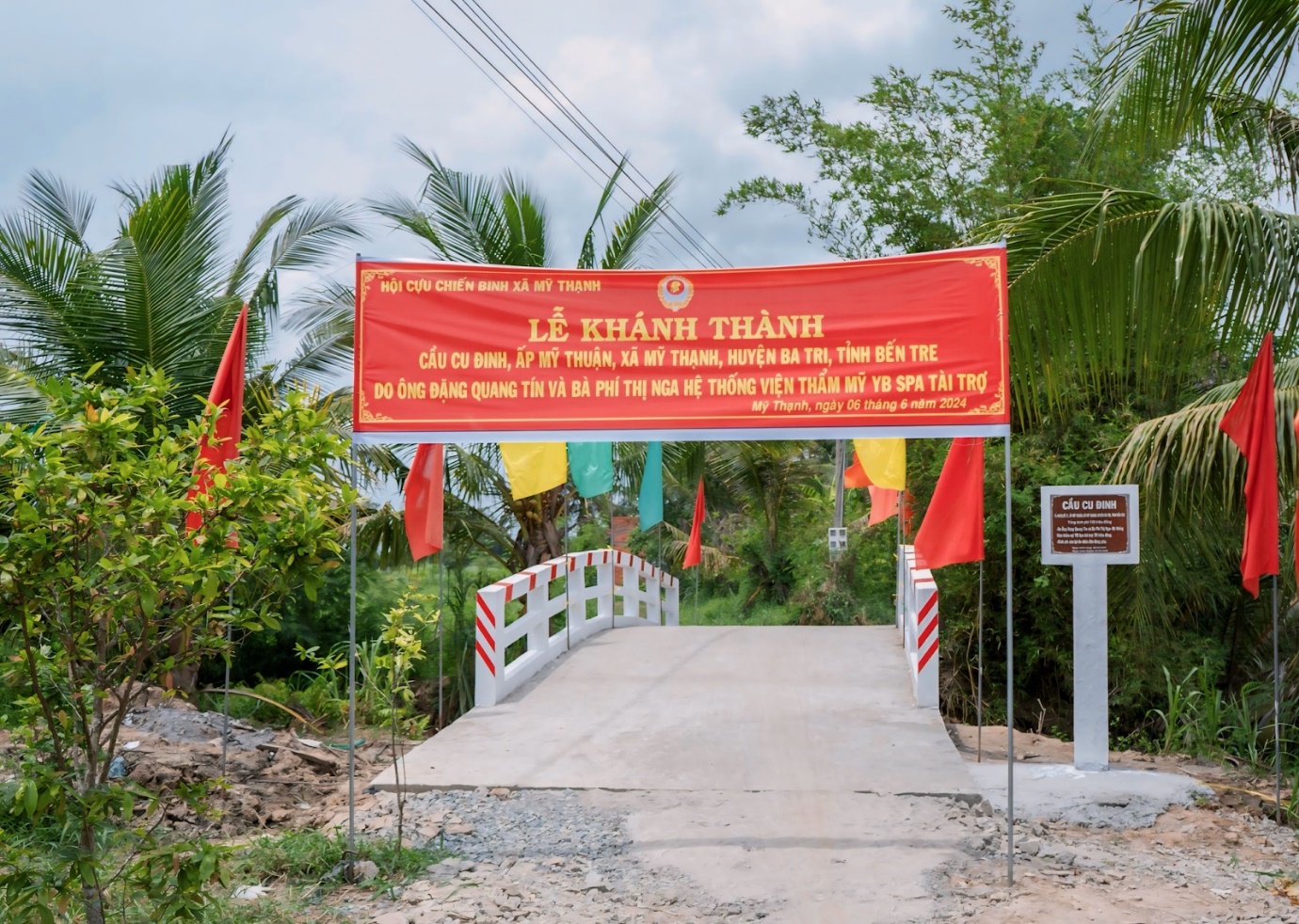 Viện Thẩm Mỹ YB Spa tài trợ và tham gia khánh thành cầu Cu Đinh, trao quà cho hộ gia đình khó khăn tại Bến Tre - 2