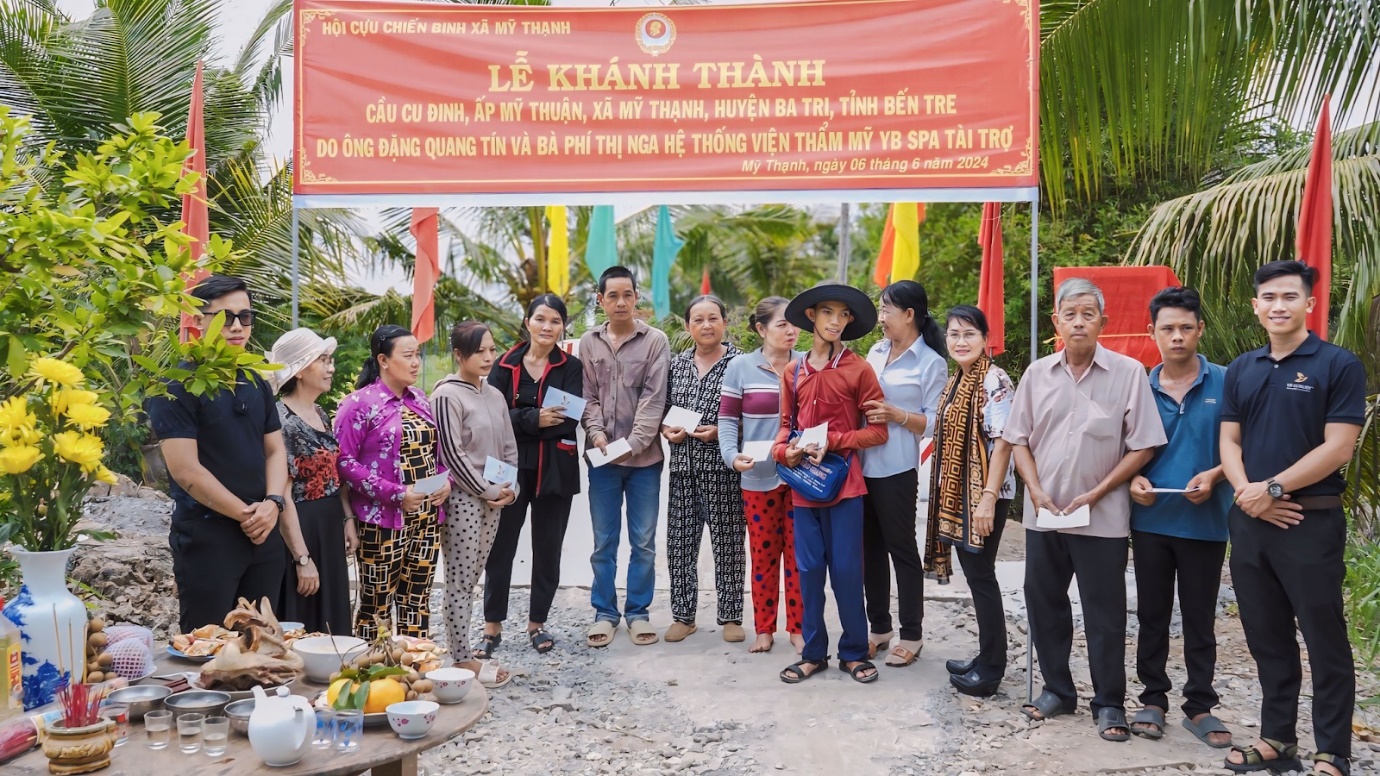 Viện Thẩm Mỹ YB Spa tài trợ và tham gia khánh thành cầu Cu Đinh, trao quà cho hộ gia đình khó khăn tại Bến Tre - 3