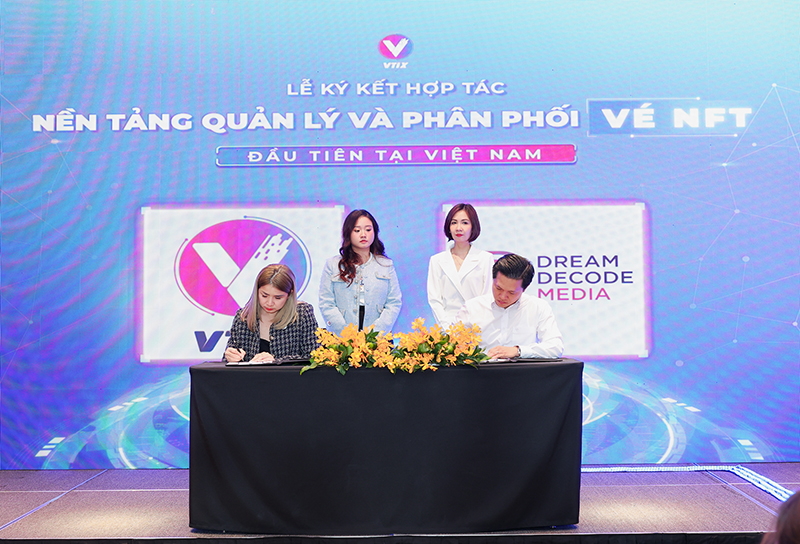 VTIX và Dream Decode Media đang tiến hành ký kết hợp tác.