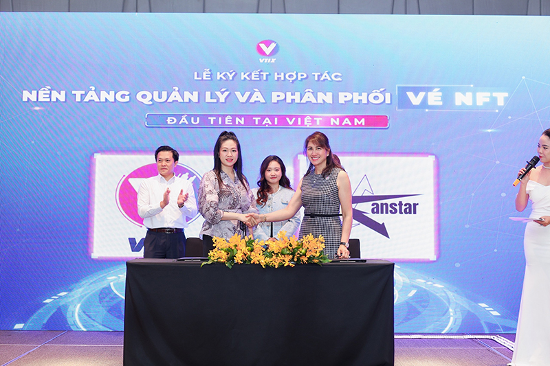 VTIX và Fanstar tiến hành ký kết hợp tác.