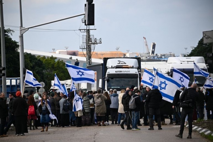 Một nhóm người biểu tình Israel chặn đoàn xe viện trợ đến Gaza. Ảnh Reuters.&nbsp;