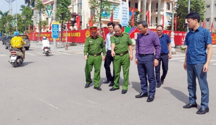 Công an Bắc Giang kiểm tra hiện trường vụ tai nạn giao thông làm 3 người chết.