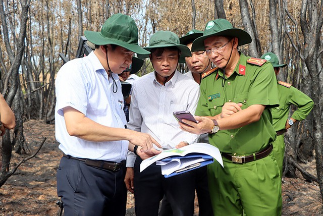 Chủ tịch UBND tỉnh Đồng Tháp Phạm Thiện Nghĩa (bìa trái) khảo sát khu vực xảy ra cháy tại Vườn Quốc gia Tràm Chim. Ảnh: Việt Tiến