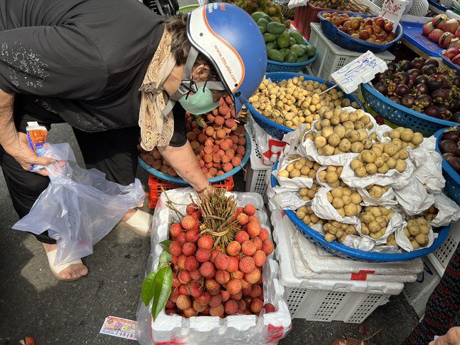 Những chùm vải thiều có màu đỏ tươi, đẹp mắt có giá cao hơn, từ 100.000 - 120.000 đồng/kg