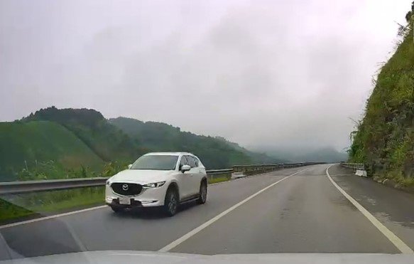 Hình ảnh ông Q. điều khiển xe con ngược chiều trên cao tốc Nội Bài - Lào Cai.
