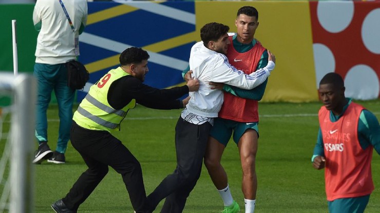 Ronaldo was hugged by crazy fans right on the practice field