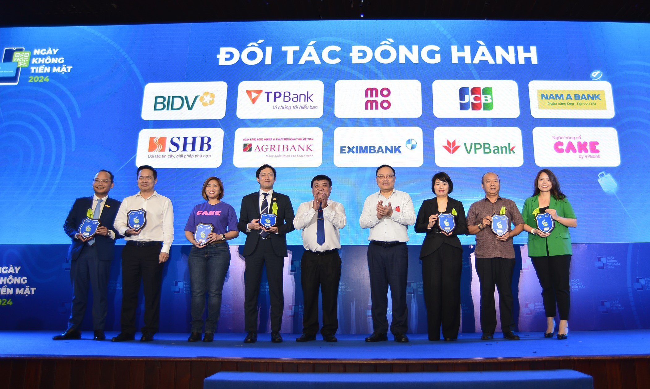 Đại diện Nam A Bank (bìa trái) nhận kỷ niệm chương Đối tác đồng hành cùng chương trình.