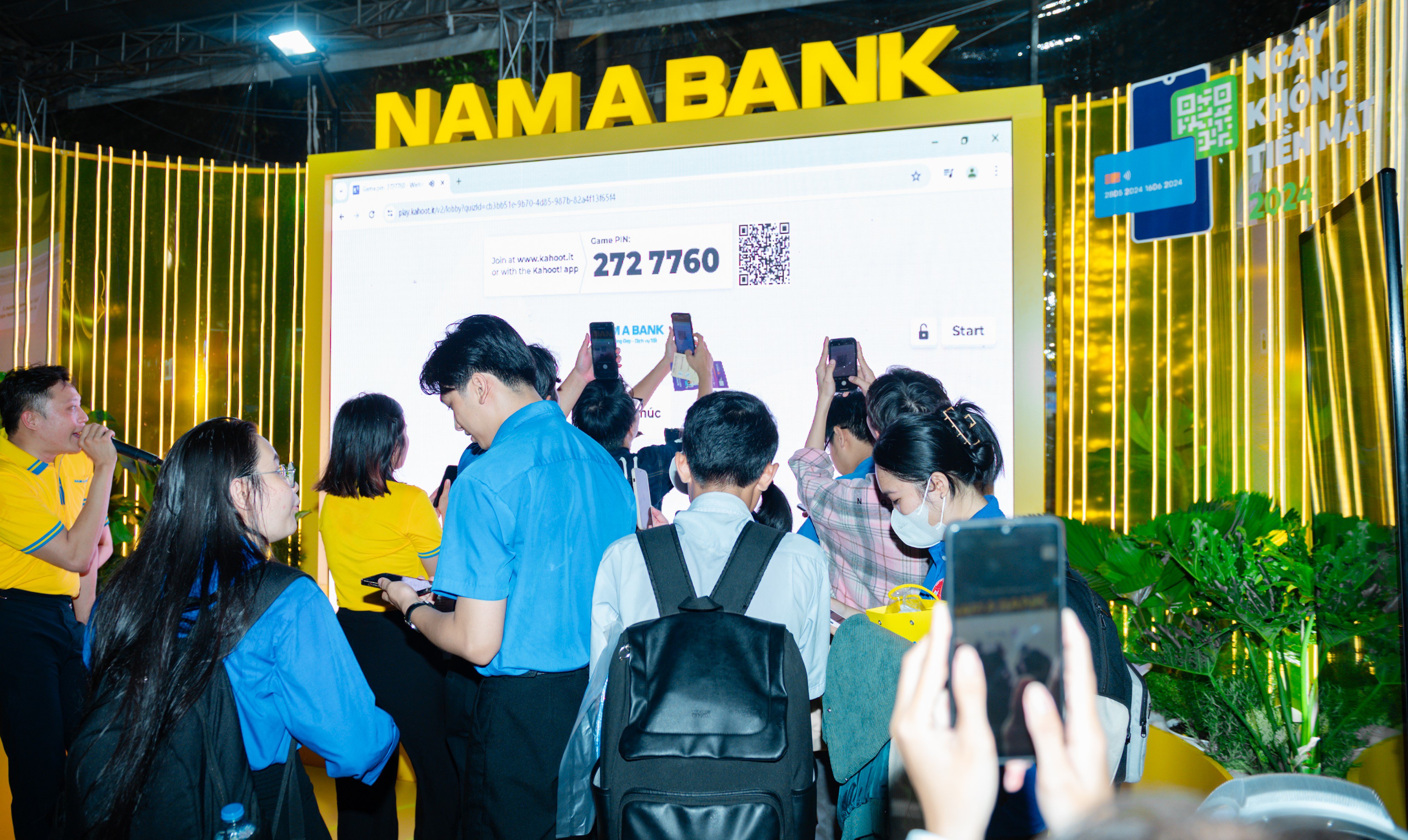 Đông đảo KH tham quan trải nghiệm Không gian số Nam A Bank.