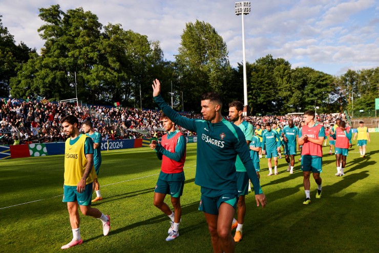 Ronaldo causes EURO fever: 10,000 spectators come to watch practice, crazy fans chase - 3