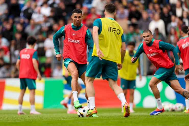 Ronaldo causes EURO fever: 10,000 spectators come to watch practice, crazy fans chase - 4