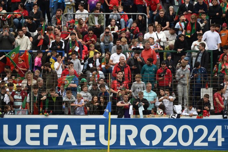 Ronaldo causes EURO fever: 10,000 spectators come to watch practice, crazy fans chase - 5