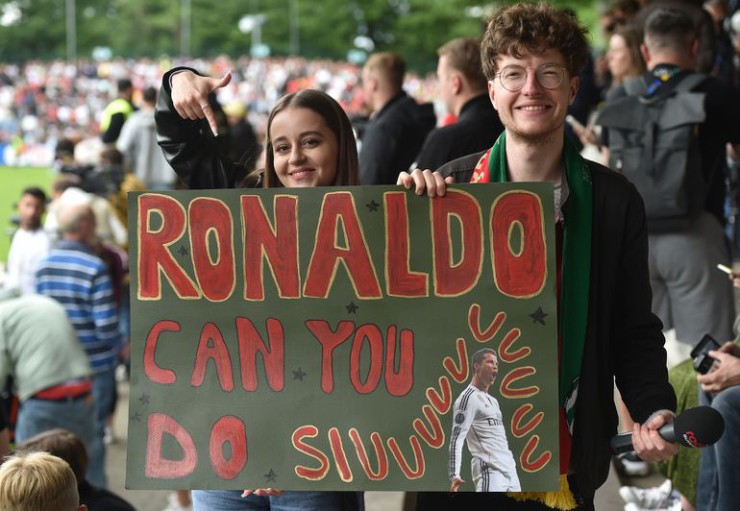 Ronaldo causes EURO fever: 10,000 spectators come to watch practice, crazy fans chase - 7
