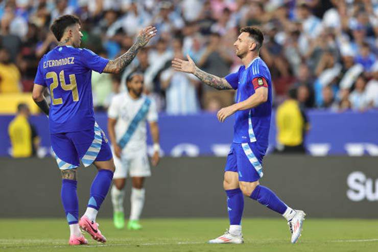 Messi ghi bàn gỡ hòa khá dễ dàng cho Argentina trước khi nhường Lautaro sút 11m