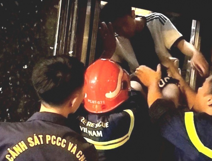 Lực lượng cứu hộ cứu nạn nhanh chóng dùng thiết bị chuyên dụng mở cửa thang máy đưa nạn nhân mắc kẹt ra ngoài.