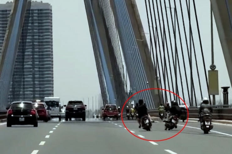 Hình ảnh 4 đối tượng lạng lách xe máy trên cầu Nhật Tân.