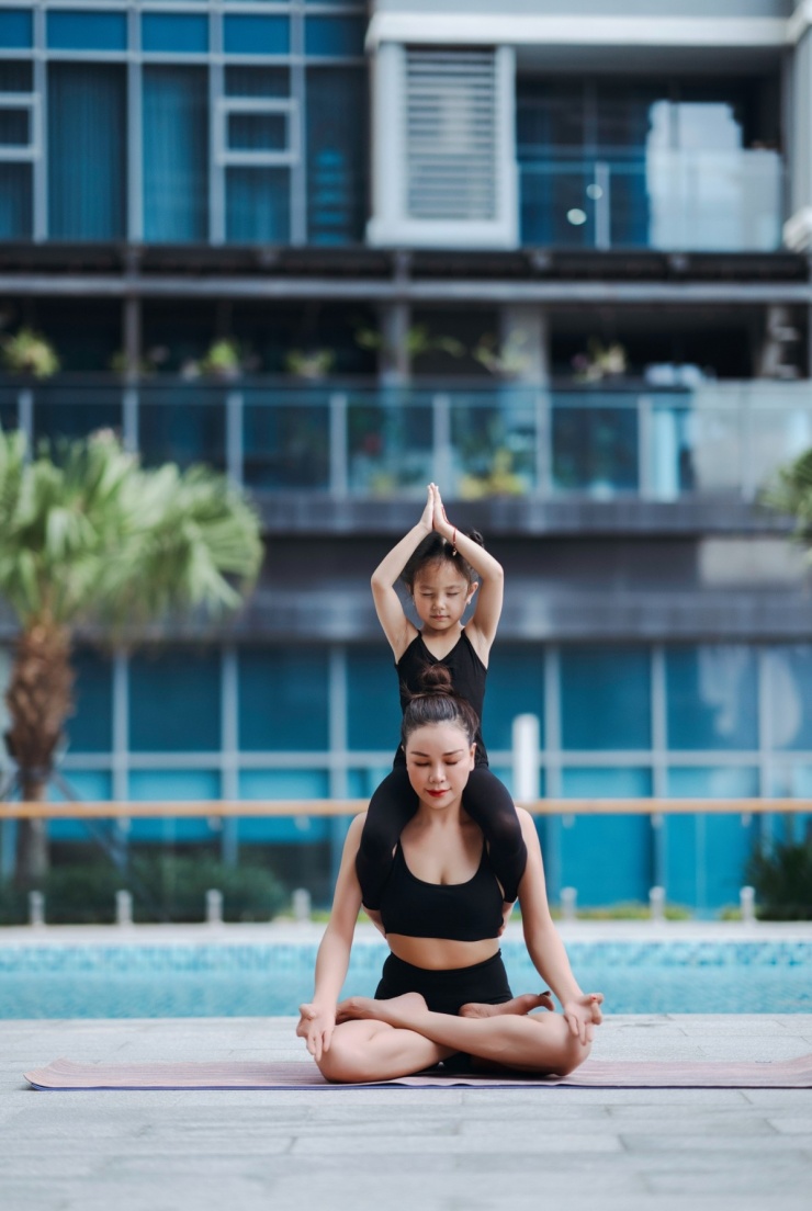 Con gái 6 tuổi mê tập yoga cùng Trà Ngọc Hằng - 2