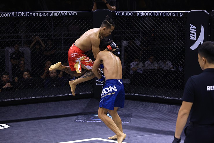 Nguyễn Hoàng Thạch (quần đỏ)&nbsp;knock-out&nbsp;Trần Trọng Kim ở trận thứ chính