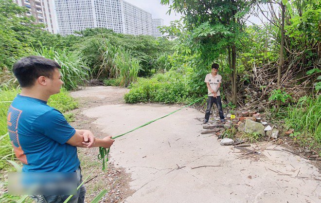 Cơ quan công an đưa đối tượng đến thực nghiệm hiện trường