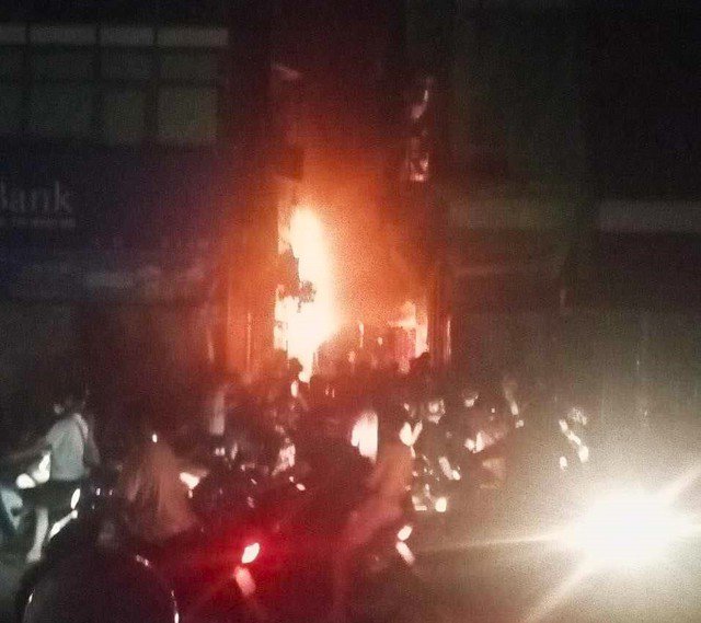 Cột điện trong ngõ nhỏ trên đường Giải Phóng (Thịnh Liệt, Hoàng Mai, Hà Nội) bất ngờ xảy ra cháy vào rạng sáng 16/6 khiến người dân hoảng loạn.