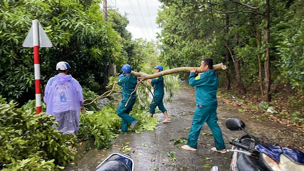 Ảnh hưởng mưa dông ngày 15-6, trên xã Hòn Tre (huyện Kiên Hải, tỉnh Kiên Giang) có bốn tàu bị chìm, năm căn nhà bị tốc mái. Ảnh: HOÀNG HỮU