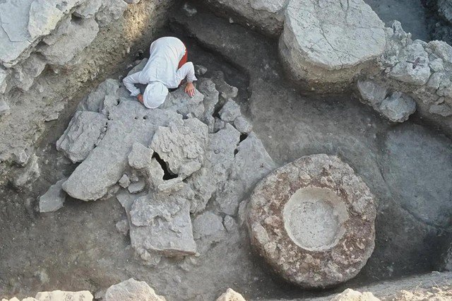 Một nhà khảo cổ đang tiến hành công việc từ di tích Tell Tweini - Ảnh: PLOS ONE