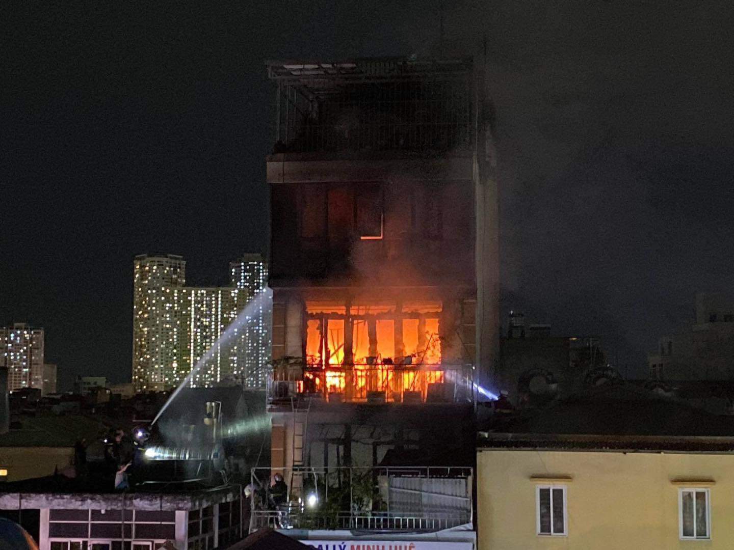 4 người tử vong trong vụ cháy nhà ở phố Định Công Hạ - 1