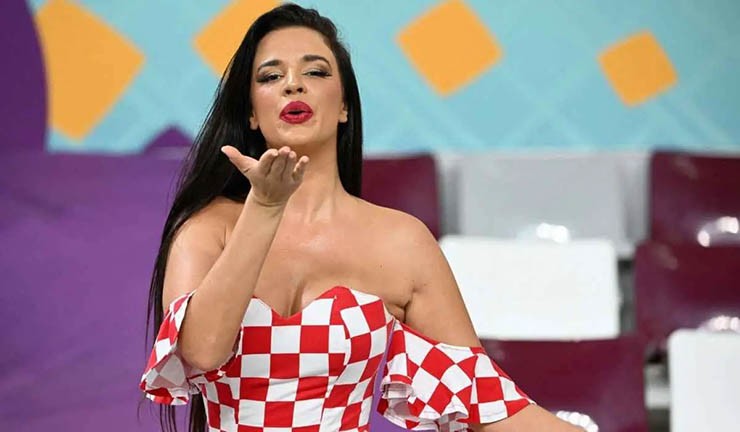 Fan quyến rũ nhất thế giới diện bikini đại náo EURO, đau lòng vì “thảm họa” Croatia - 3