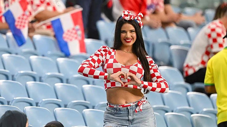 Fan quyến rũ nhất thế giới diện bikini đại náo EURO, đau lòng vì “thảm họa” Croatia - 6