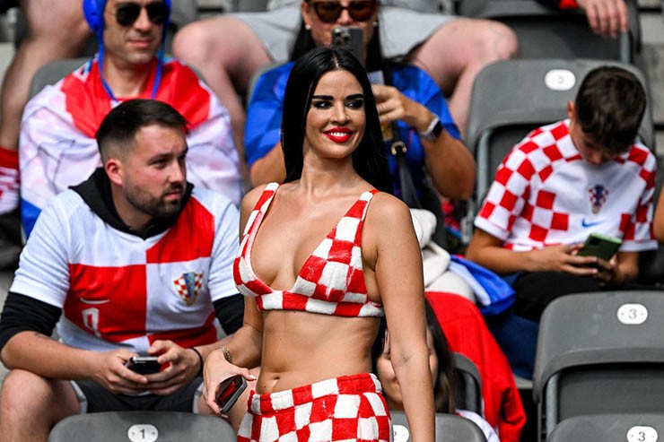 Fan quyến rũ nhất thế giới diện bikini đại náo EURO, đau lòng vì “thảm họa” Croatia - 7