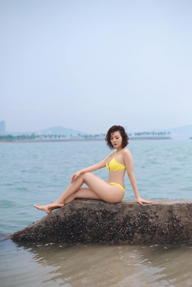 Thanh Hương vốn theo đuổi phong cách gợi cảm nên cô thường xuyên xuất hiện với những chiếc váy bó sát, tôn đường cong tại các sự kiện hay đăng tải những khoảnh khắc diện bikini trên trang cá nhân. 