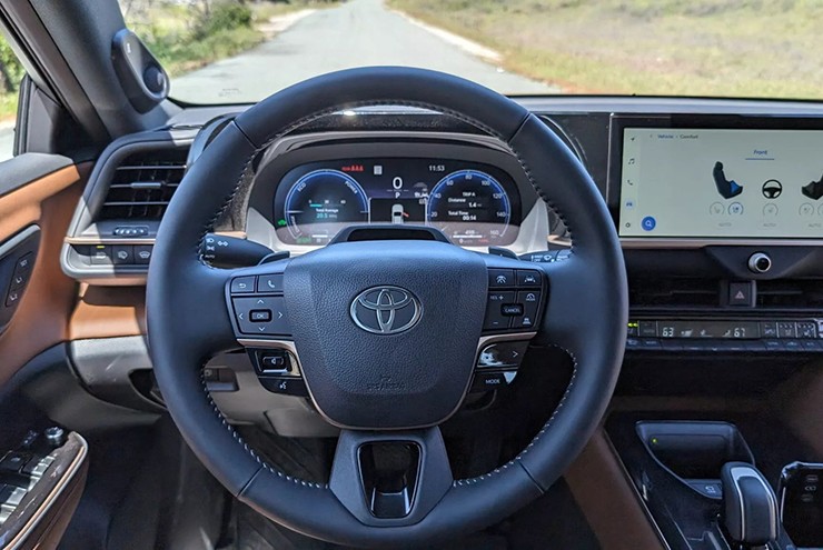 Đây là mẫu xe Toyota Crown phiên bản Signia có giá bán từ 1,14 tỷ đồng