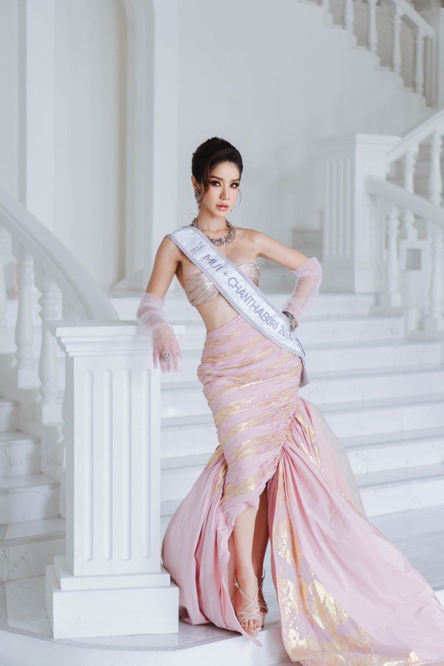 Thí sinh Hoa hậu Hoàn vũ Thái Lan bị đối thủ hất váy vào mặt - 1